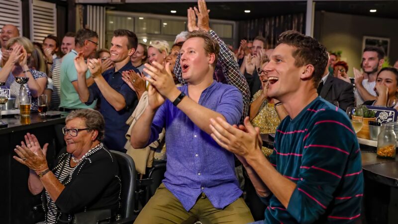 Quizzzit entertainmentquiz juichende mensen