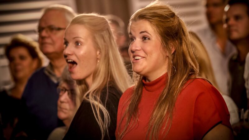 Quizzzit entertainmentquiz juichende mensen