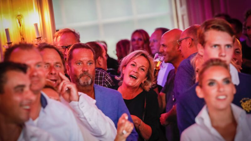 Quizzzit entertainmentquiz juichende mensen