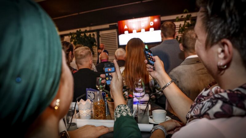 Quizzzit entertainmentquiz juichende mensen