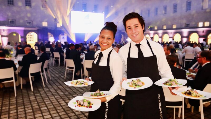 Scheepvaartmuseum horecapersoneel tijdens diner