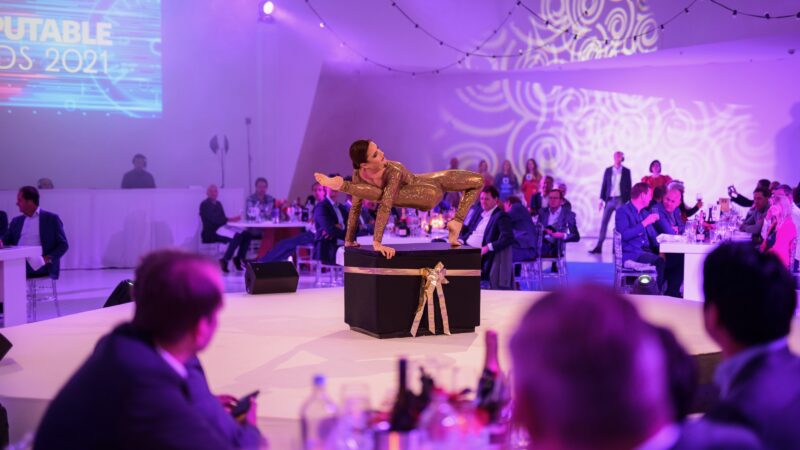 Slangenmens acrobatiek tijdens event bij jaarbeurs