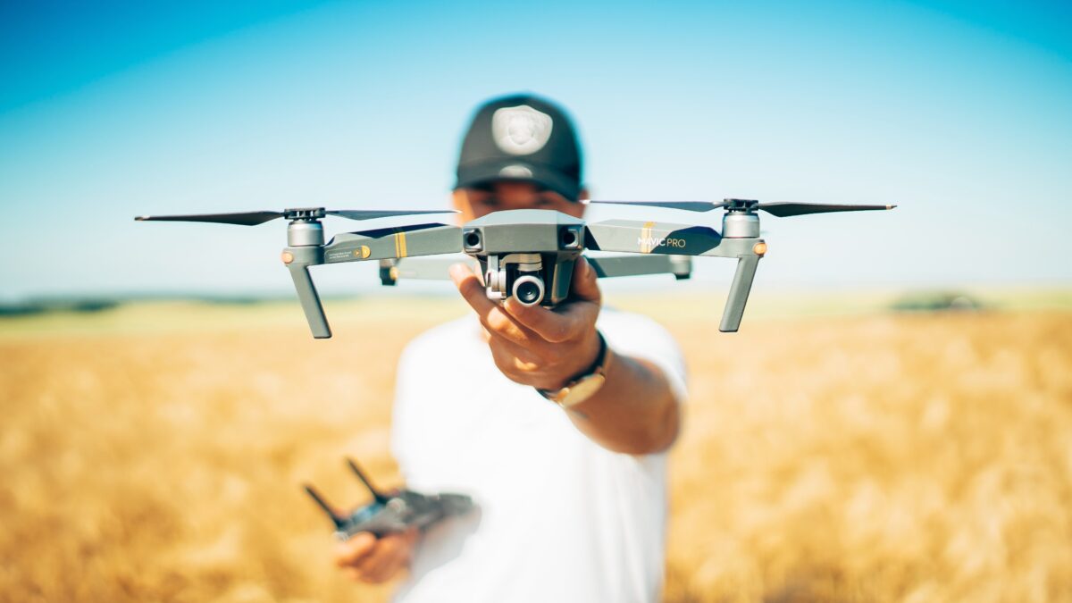 drone in de handen van een man