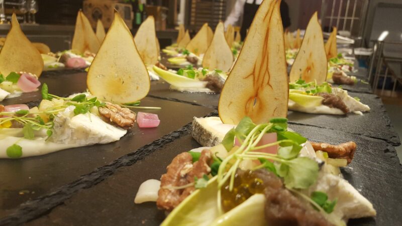 gerecht op stenen met peer en kaas