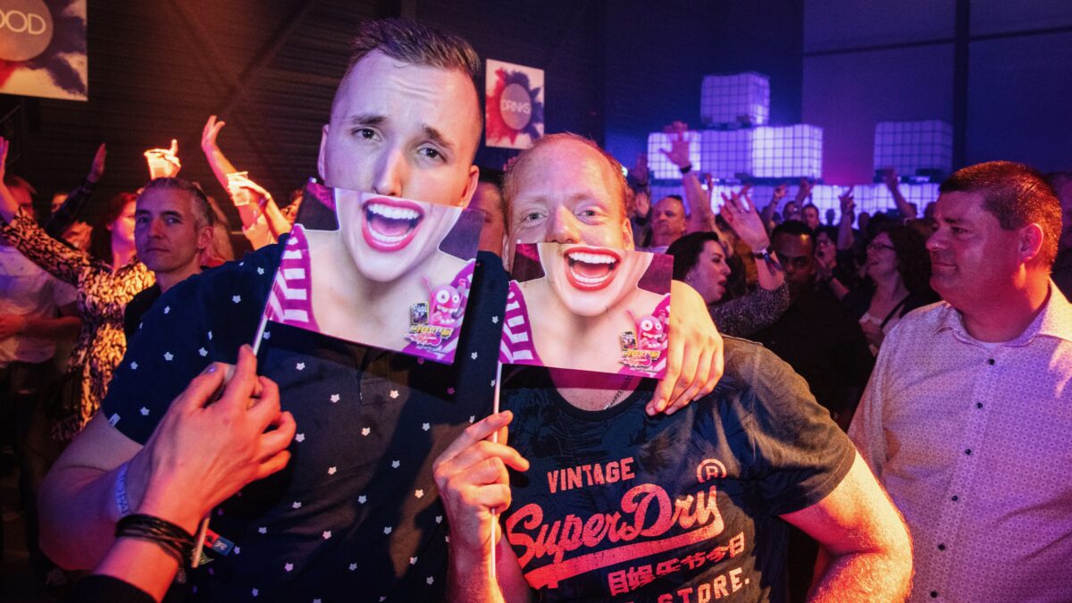 EventZ - twee mannen met bordjes voor hun hoofd met mond erop