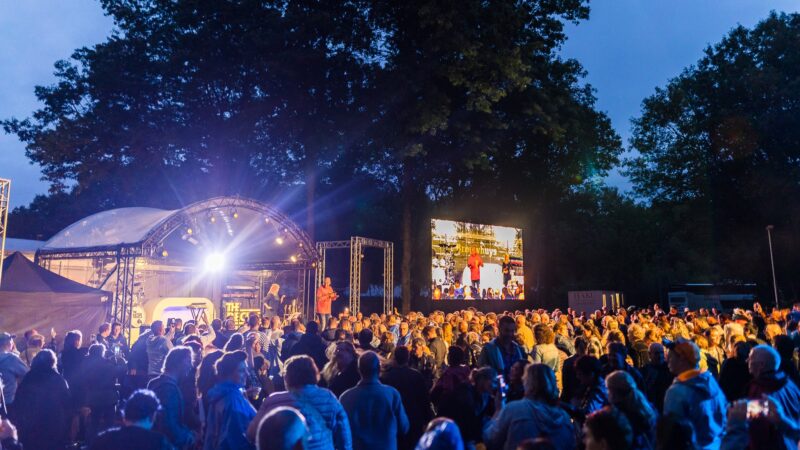 Hutten-Boshuys-optreden-buiten- beeld Twycer
