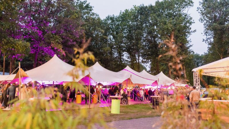 Hutten-Boshuys-stretchtenten-buiten - Beeld Twycer
