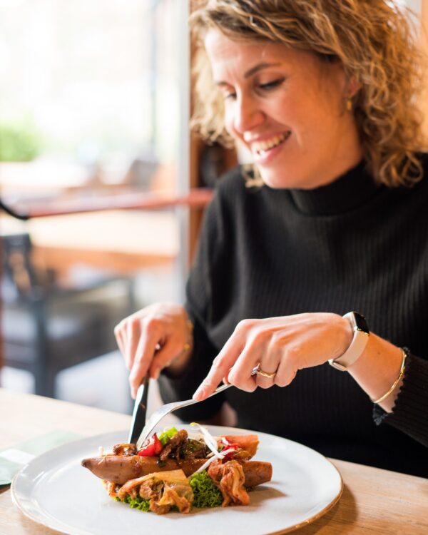 Hutten-Boshuys-vrouw-die-aan-het-lunchen-is - beeld: Twycer