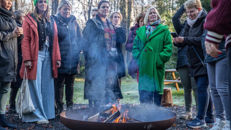 BFoto - Locatietour Utrechtse Heuvelrug - deelnemers bij vuurschaal