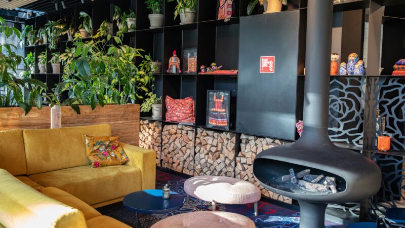 BFoto - Locatietour Utrechtse Heuvelrug - open haard metr bank bij Kontakt der Kontinenten