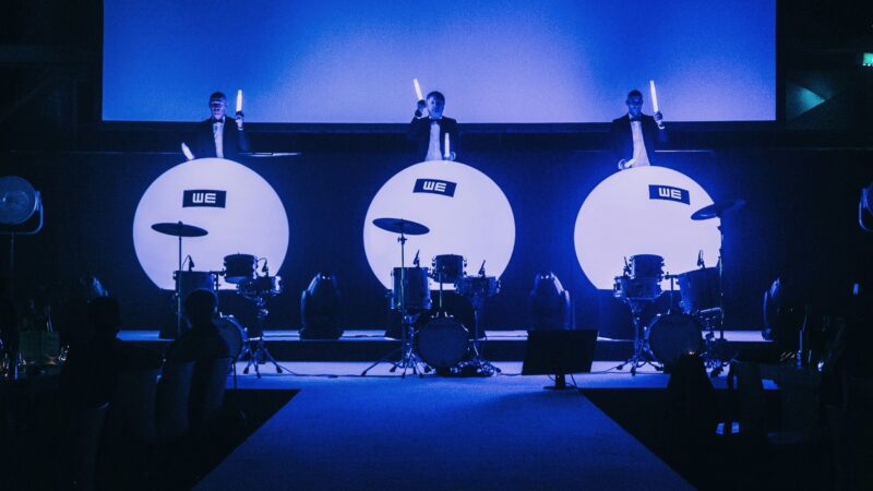Blue Luna - WE Fashion feest met 3 mensen achter drumstellen