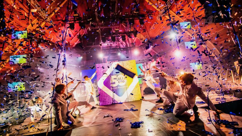 Blue Luna - dansers en confetti tijdens CED 50 jaar - foto Nico Alsemgeest