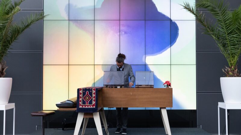 Blue-Luna-dj-met-pick-up-spelers-in-Van-Gogh-Museum