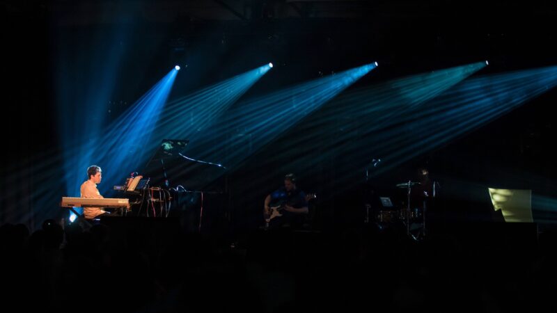 Blue-Luna-man-achter-keyboard-in-spotlight - Beeld Verkijk.nl
