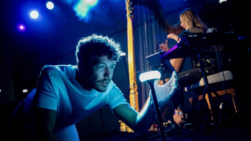 Blue Luna - man bij lichtbol met harp - foto Nico Alsemgeest