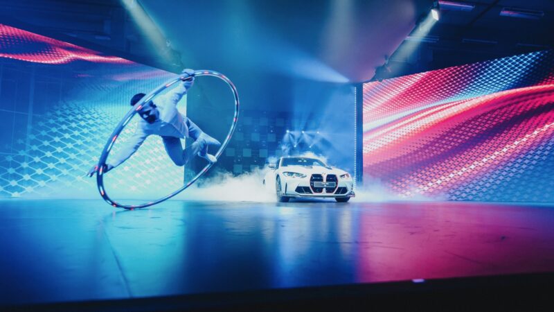 Blue Luna man met hoepel bij productpresentatie BMW - Aiki Photography