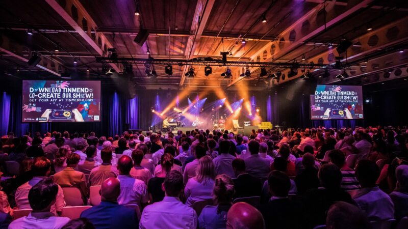 Blue-Luna-optreden-van-band-op-podium-tijdens-congres - beeld Verkijk.nl
