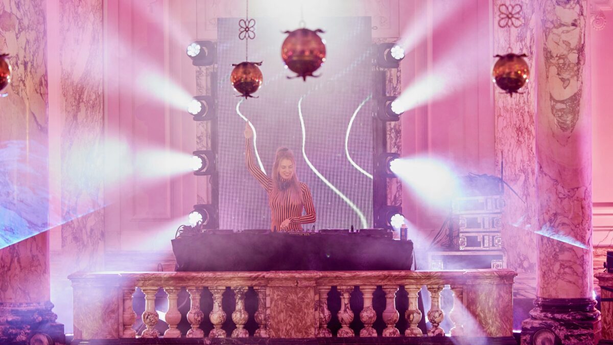 Blue Luna - vrouwelijke dj op podium