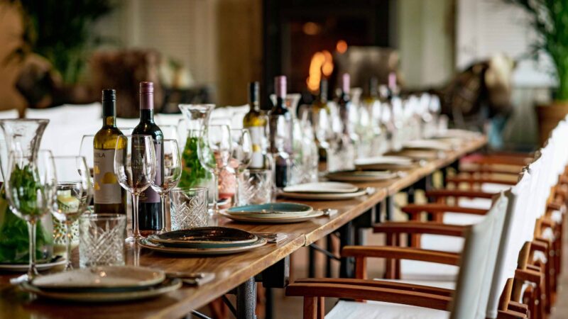 Papa's Beach House lange tafel voor diner