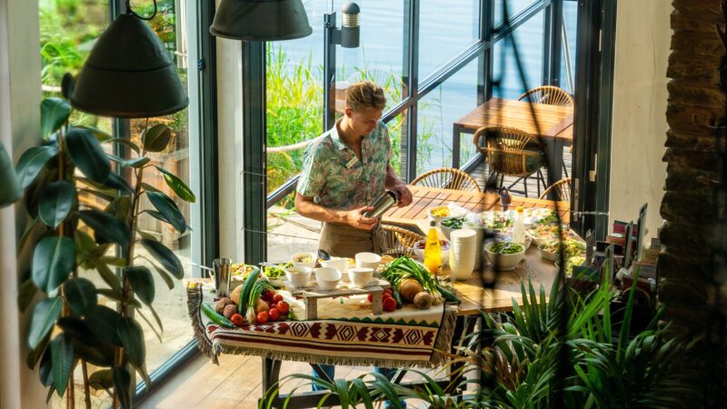 Papa's Beach House medewerker die salades maakt