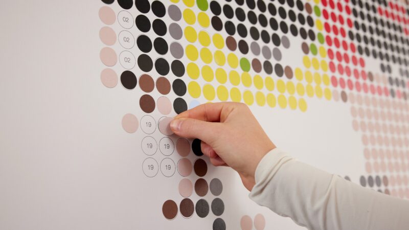 Dot On kunstwerk met ronde stickers