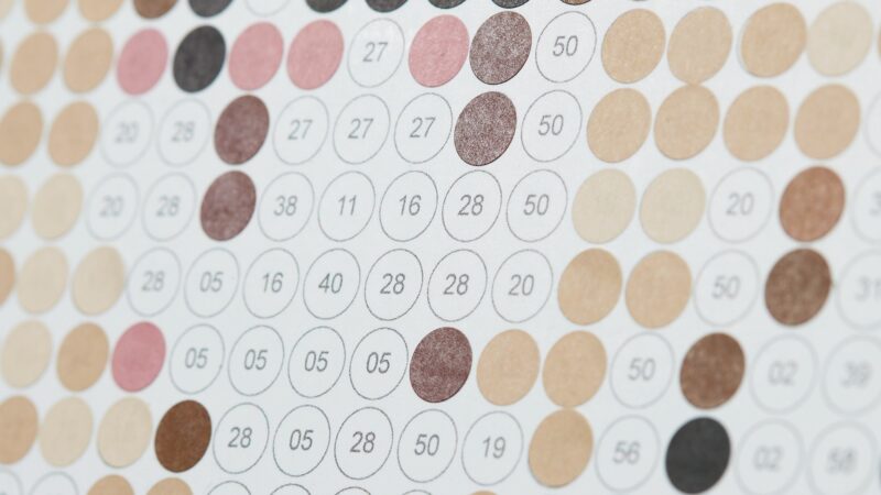Dot On kunstwerk met ronde stickers