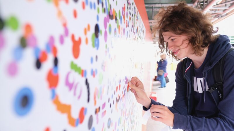 Dot On kunstwerk met ronde stickers