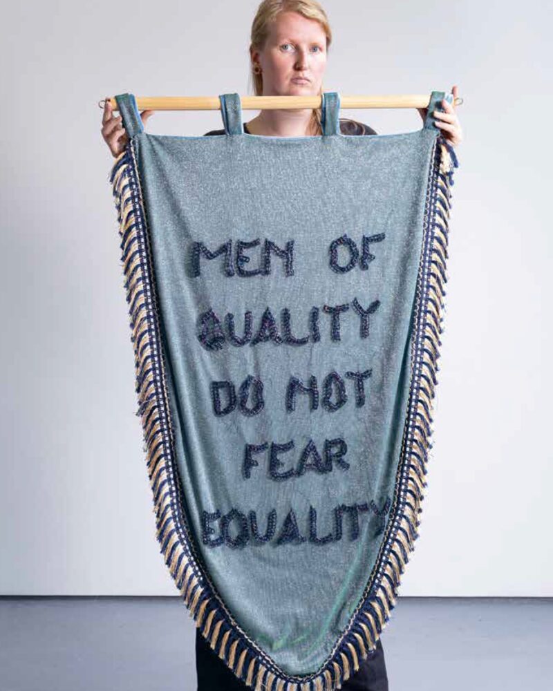 Expositie bij Buitenplaats Doornurgh - doek met tekst men of quality do not fear equality - Let_s Get Political Boek-29