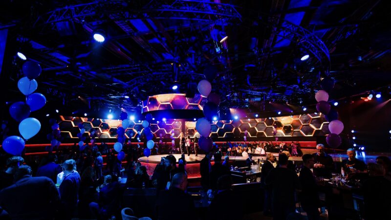 Studio 21 - feestavond met statafels en podium