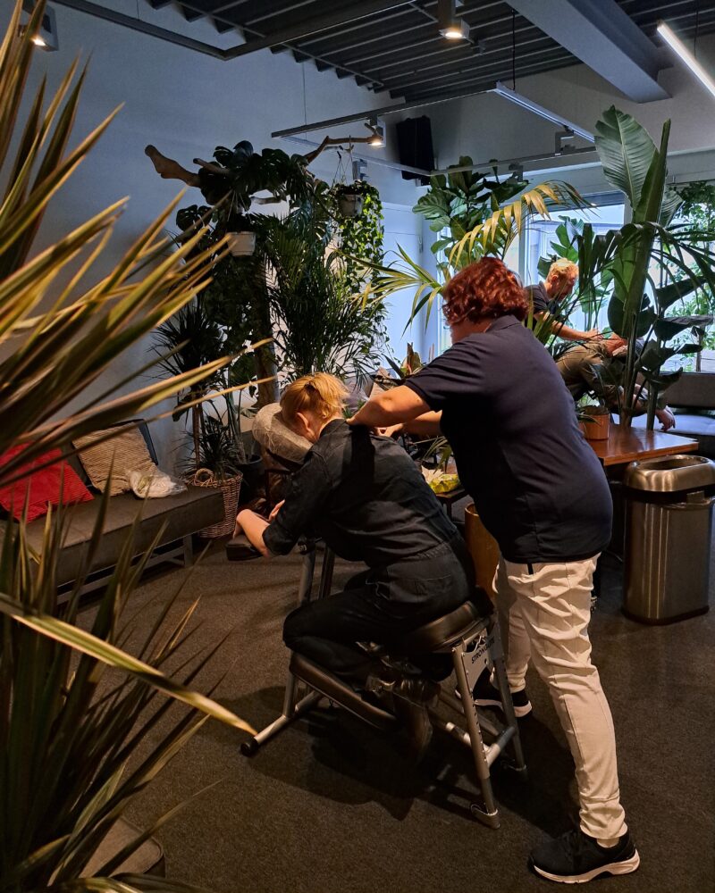 The Chairman at work -stoelmassage door masseurs met visuele beperking