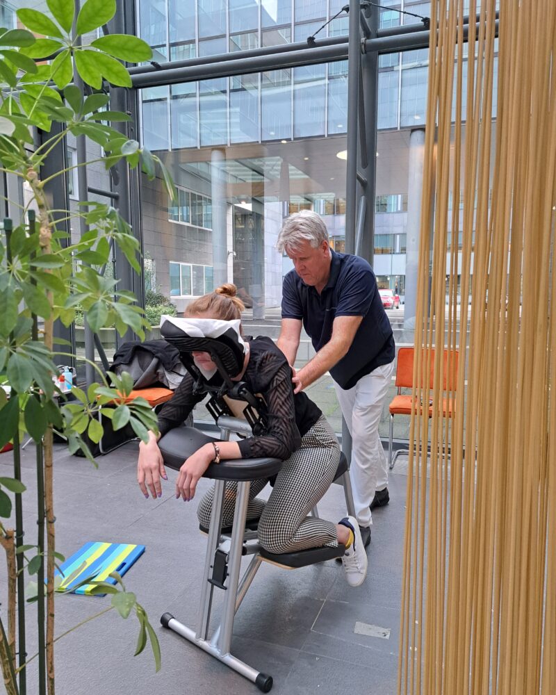 The Chairman at work -stoelmassage door masseurs met visuele beperking