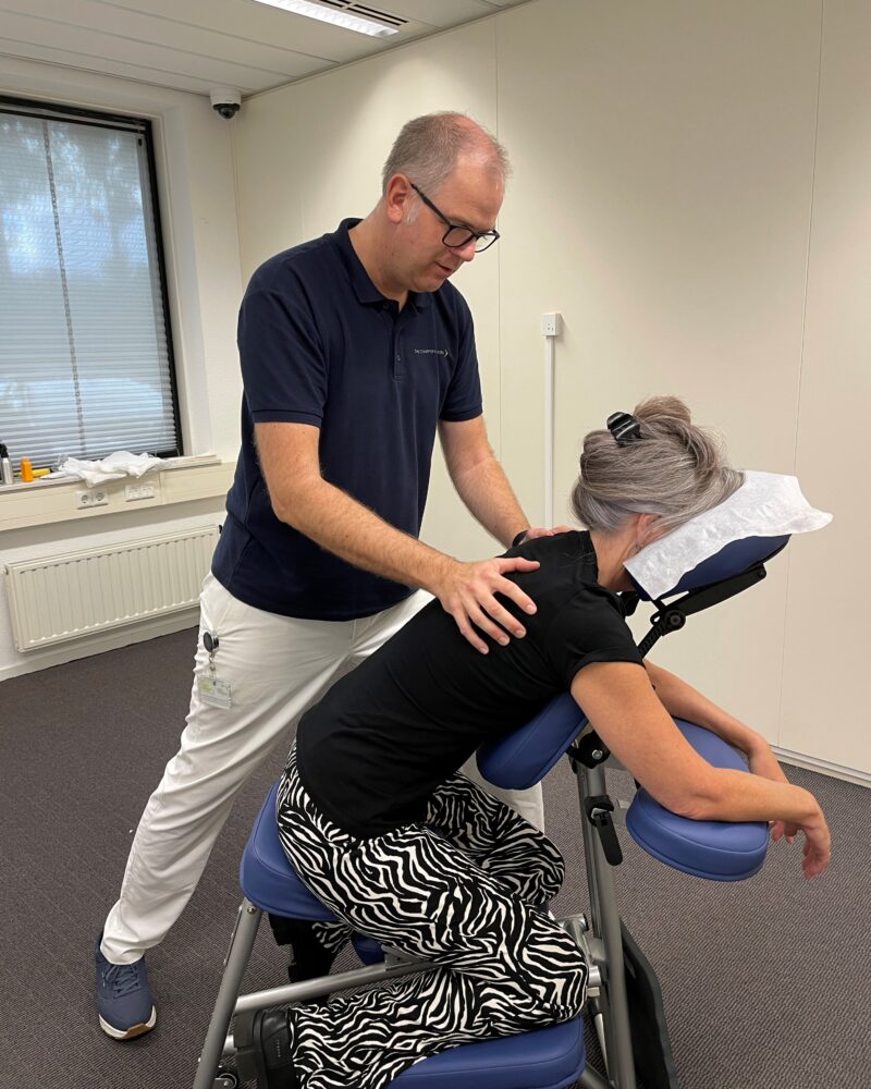 The Chairman at work -stoelmassage door masseurs met visuele beperking