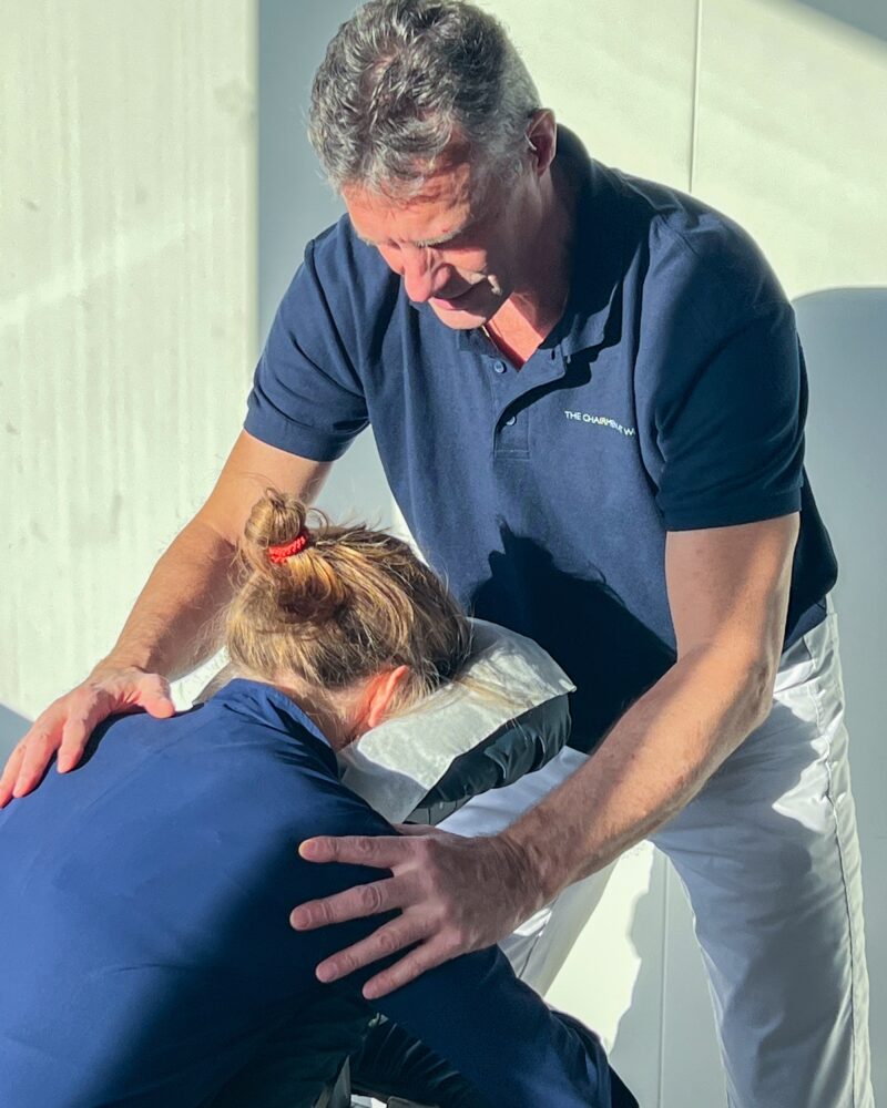 The Chairman at work -stoelmassage door masseurs met visuele beperking