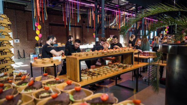 Vonk feest met bakjes eten bij Theater de Kampanje