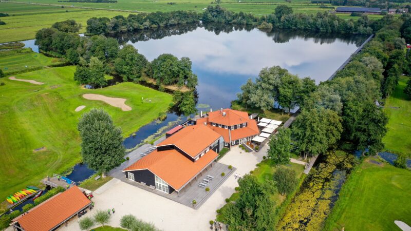Buitenplaats-Kameryck-luchtfoto-hoofdgebouw-met-plas