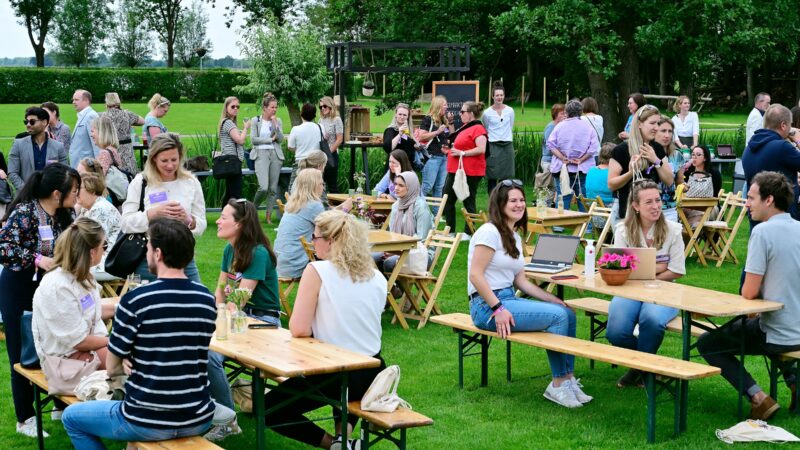 Buitenplaats Kameryck - mensen op bierbanken in de tuin