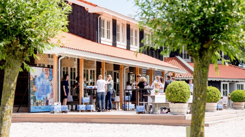 Buitenplaats Kameryck - mensen op veranda voor gebouw
