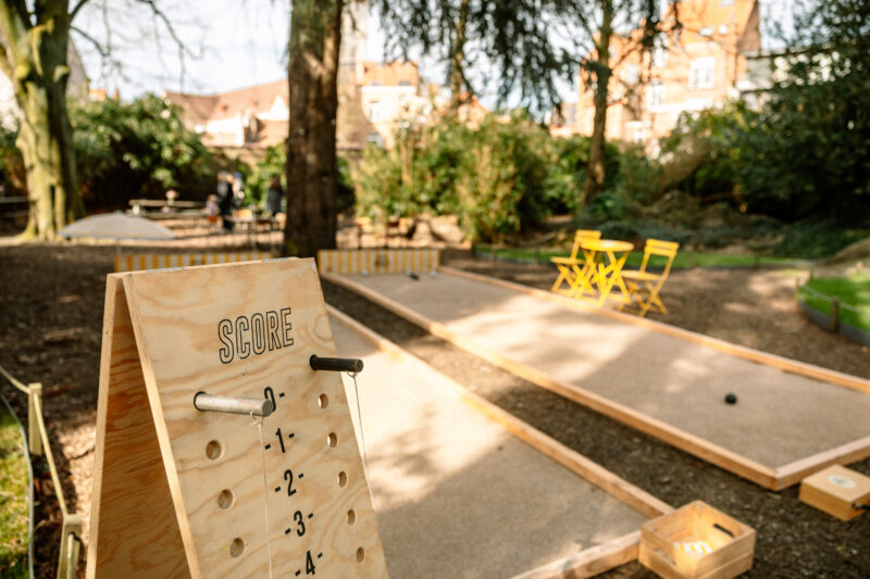 Fou De Boules - scorebord met jeu de boules baan