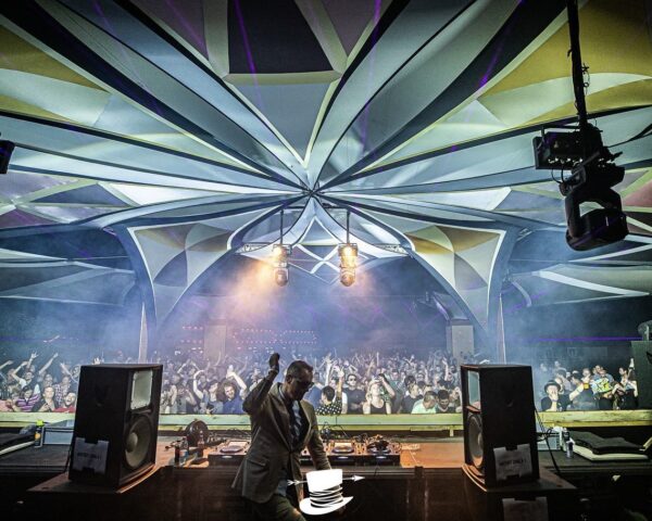 Locus Pocus Deco - area binnen met DJ