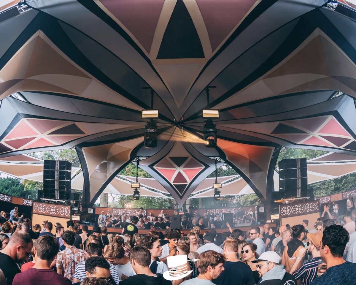 Locus Pocus Deco - buiten met DJ