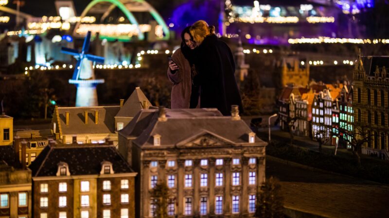 Madurodam - mensen die foto nemen bij miniatuurgebouw
