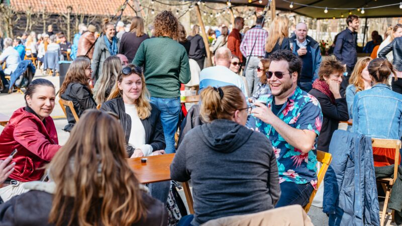 Nederlands Openluchtmuseum - Mensen op het terras