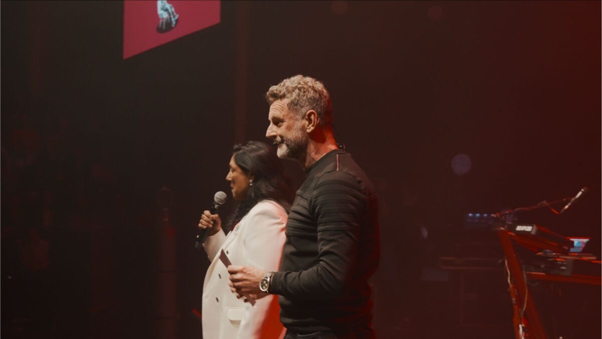PCOU-Willibrord-presentatie-met-Kluun-op-podium-TivoliVredenburg