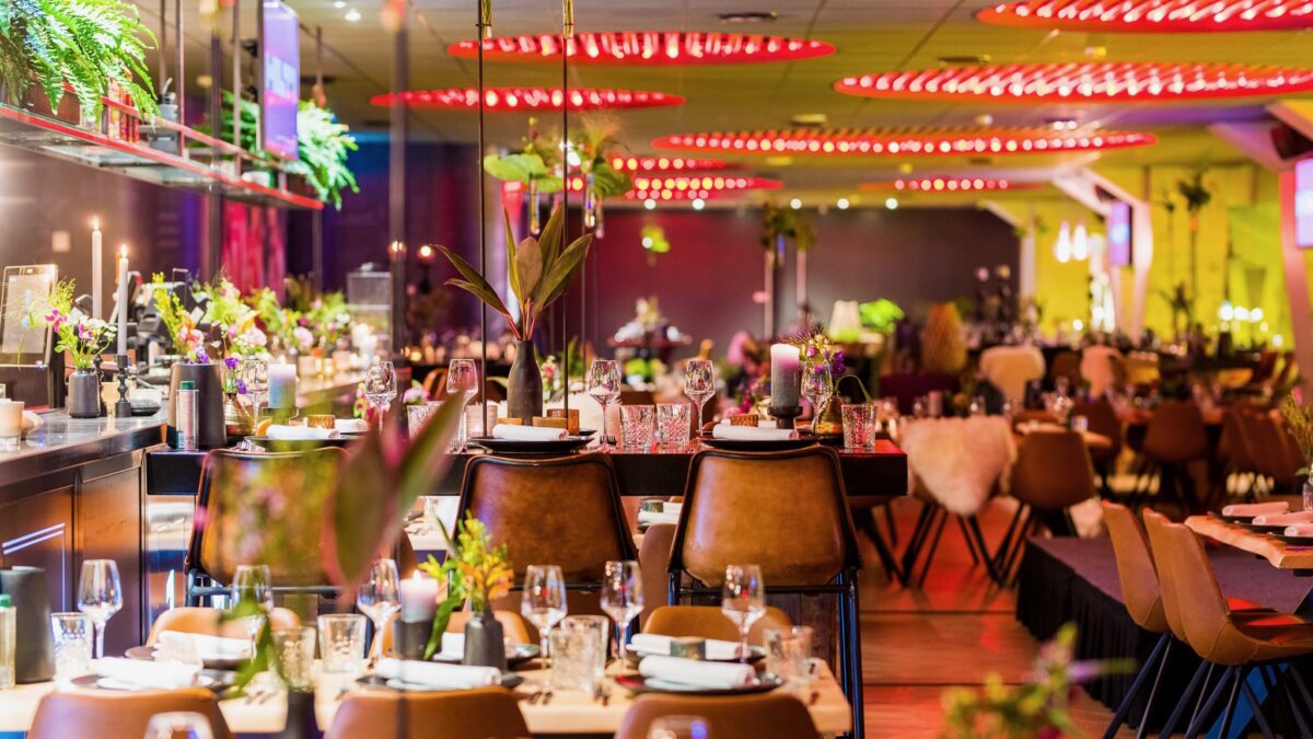 Philips-Stadion-Hutten-restaurant-met-gedekte-tafels - Beeld Twycer