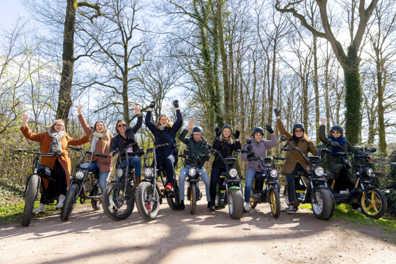 Landhuis de Bloemenbeek_groep mensen op de bikes