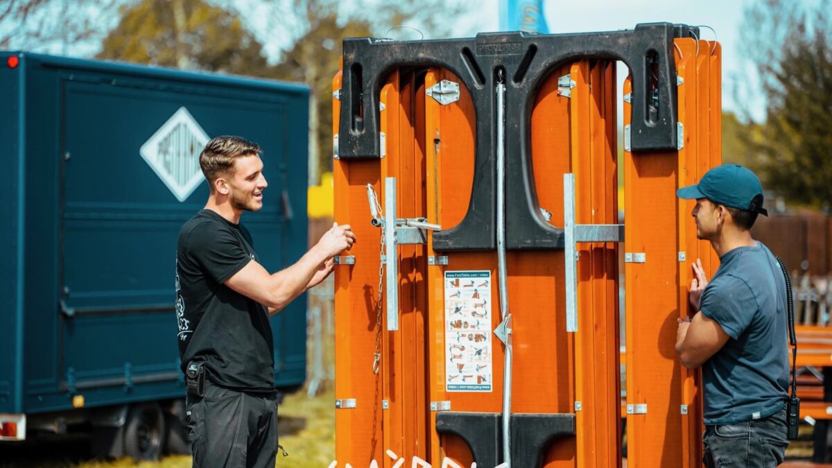 Factor F - crew personeel aan het werk achter de schermen bij een event