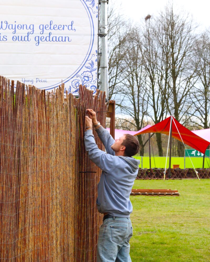 Factor F - crewhands - personeel dat aan het opbouwen is voor een event