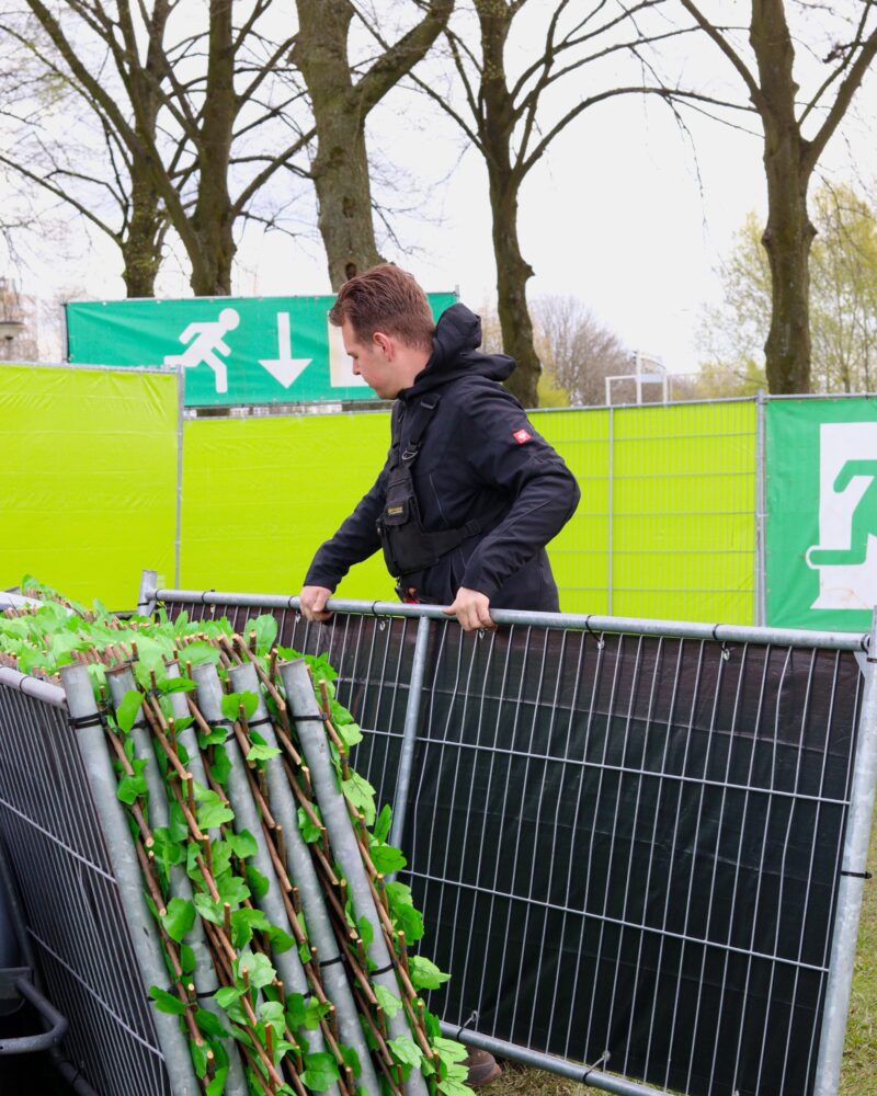 Factor F - crewhands - personeel dat aan het opbouwen is voor een event