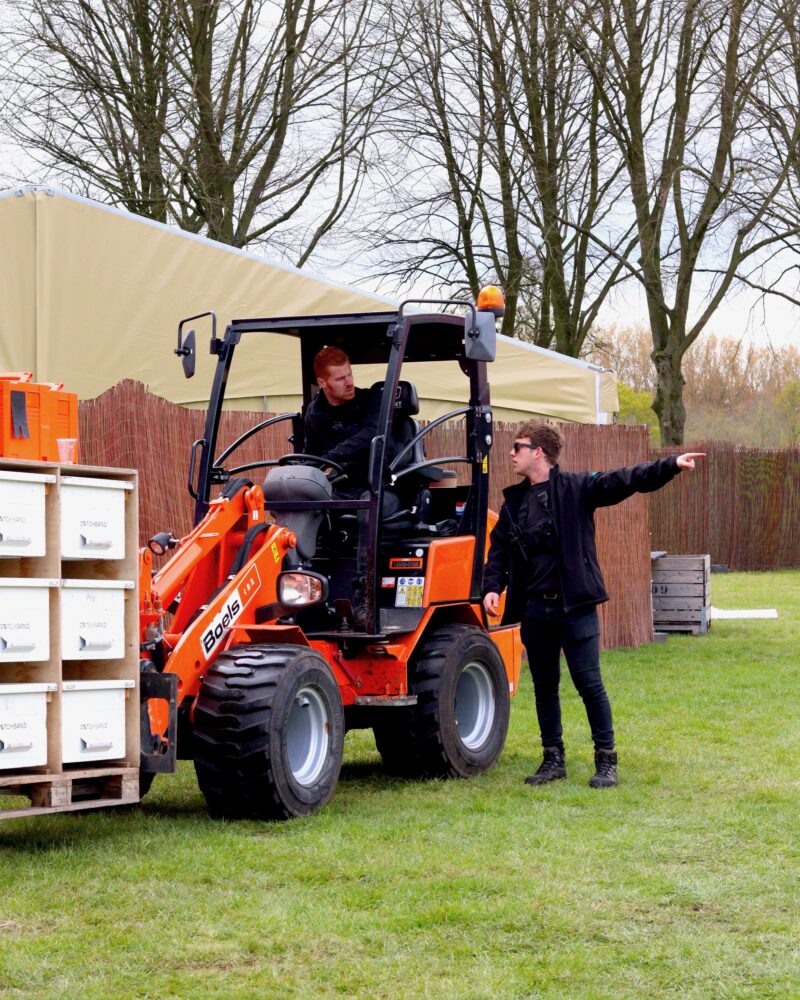 Factor F - crewhands - personeel dat aan het opbouwen is voor een event