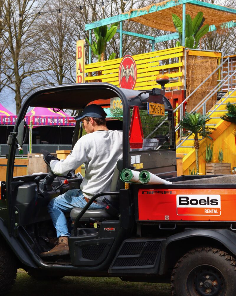 Factor F - crewhands - personeel dat aan het opbouwen is voor een event